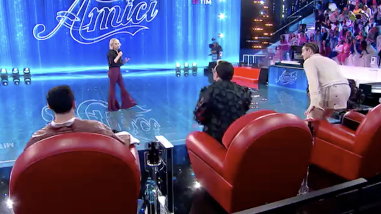 Amici di Maria lite con la professoressa