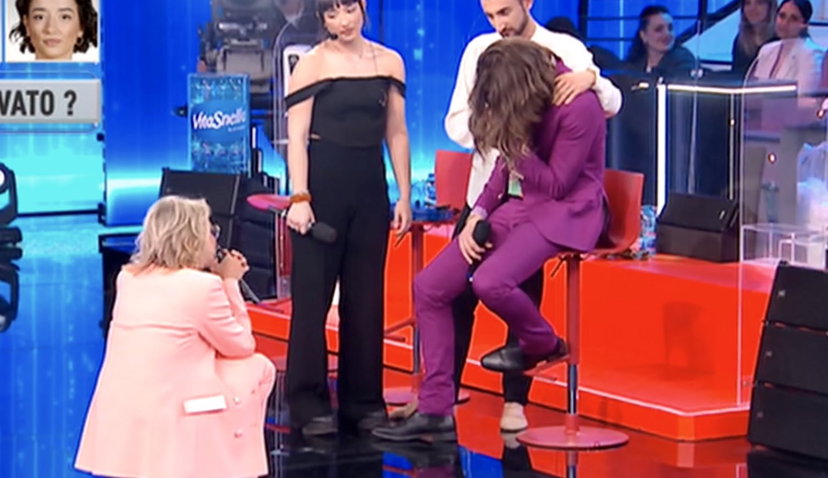 Cricca scoppia a piangere, le belle parole di Maria De Filippi che blocca la registrazione preview