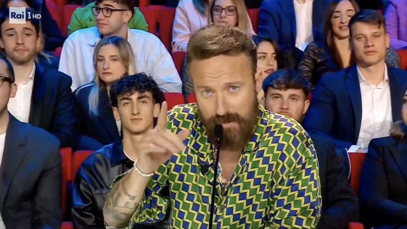 Francesco Facchinetti, cosa deve fare per contratto a Il Cantante Mascherato preview