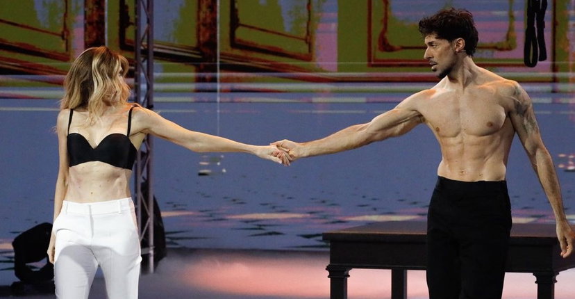 Lorella Cuccarini commenta gli addominali di Emanuel Lo e svela cosa pensa suo marito preview