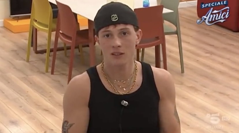 Wax attacca una giornalista e Aaron interviene: volano brutte parole preview