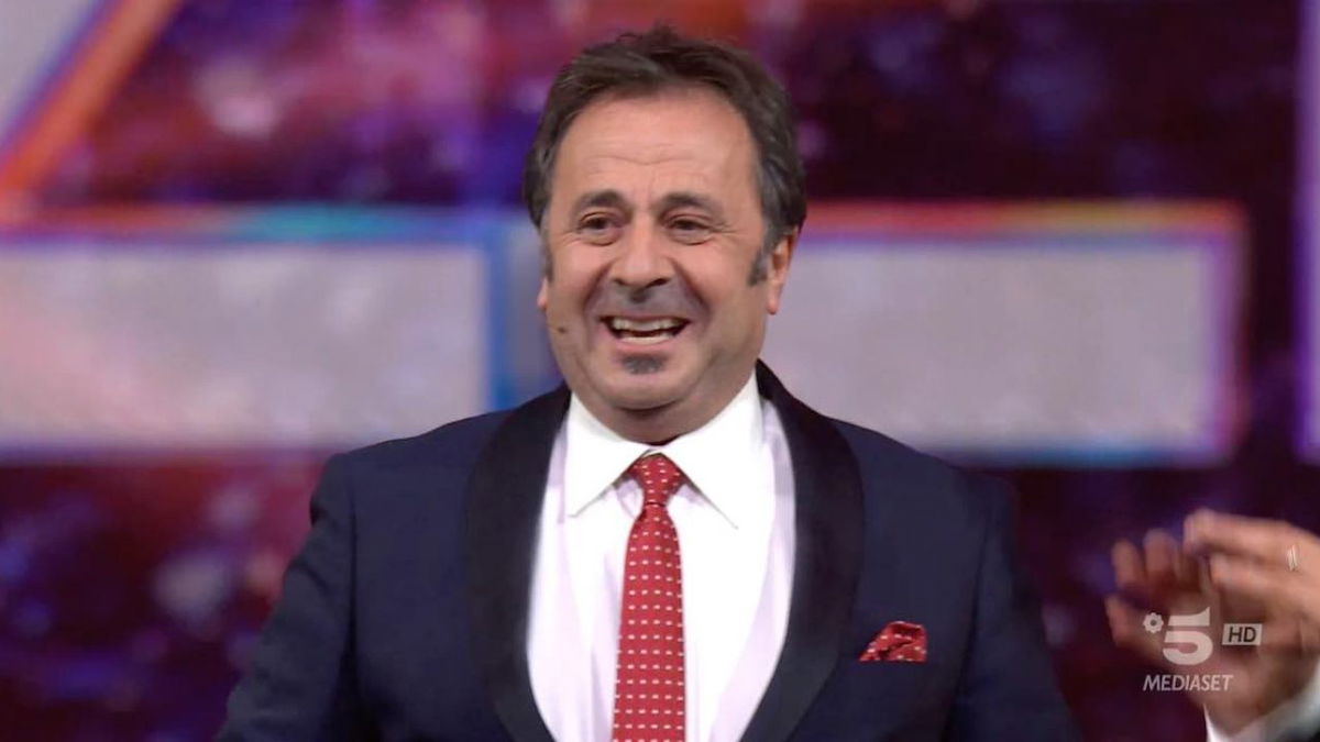 Mago Forest, la vita privata del conduttore di GialappaShow: “Ecco perché sono così riservato” article-post