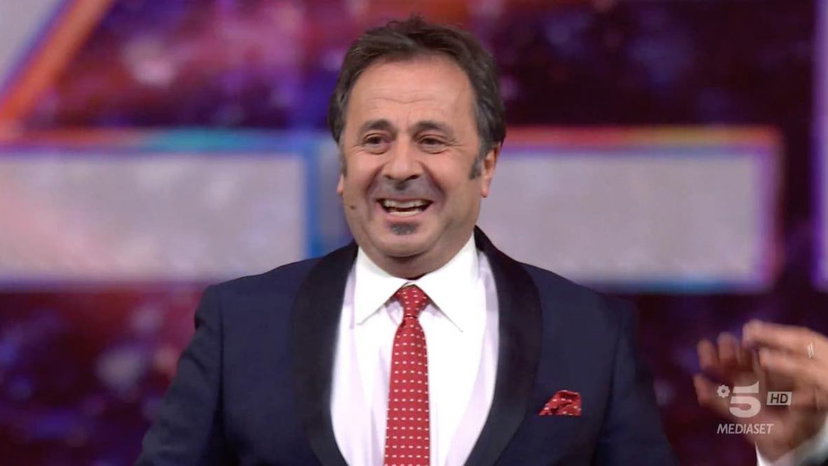 Mago Forest, la vita privata del conduttore di GialappaShow: “Ecco perché sono così riservato” preview