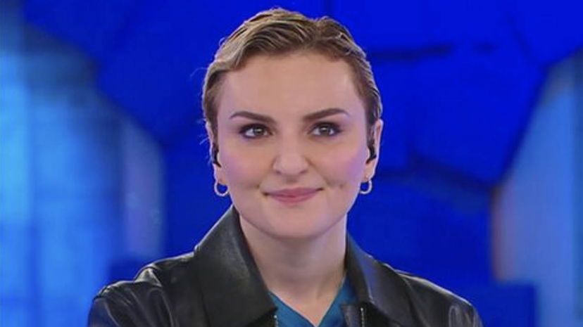 Sfogo di Arisa dopo la polemica: “Voi i dischi nemmeno me li comprate!” preview