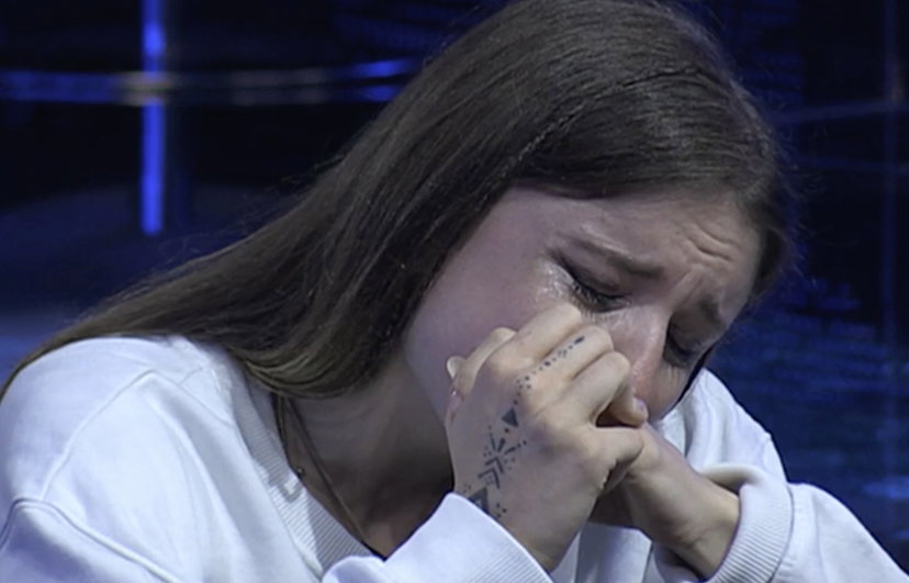 Angelina piange per la lettera della madre e riascolta un brano inciso col padre preview