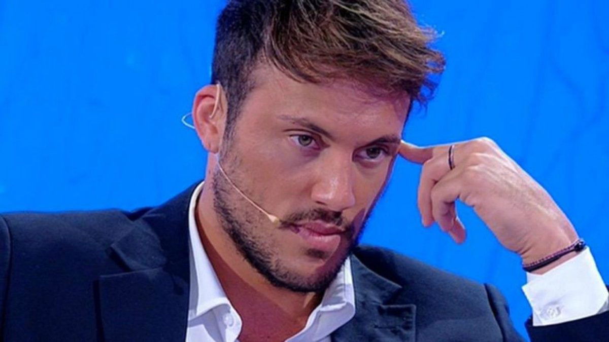 Giulio Raselli su Davide Donadei e Chiara Geme: “Chiusi in camera in un delirio di coppia, di lei non si sa più nulla” article-post