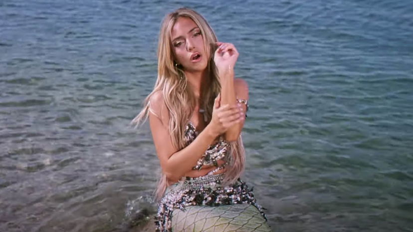 Ana Mena è una sirena nel nuovo singolo con Guè, Acquamarina preview