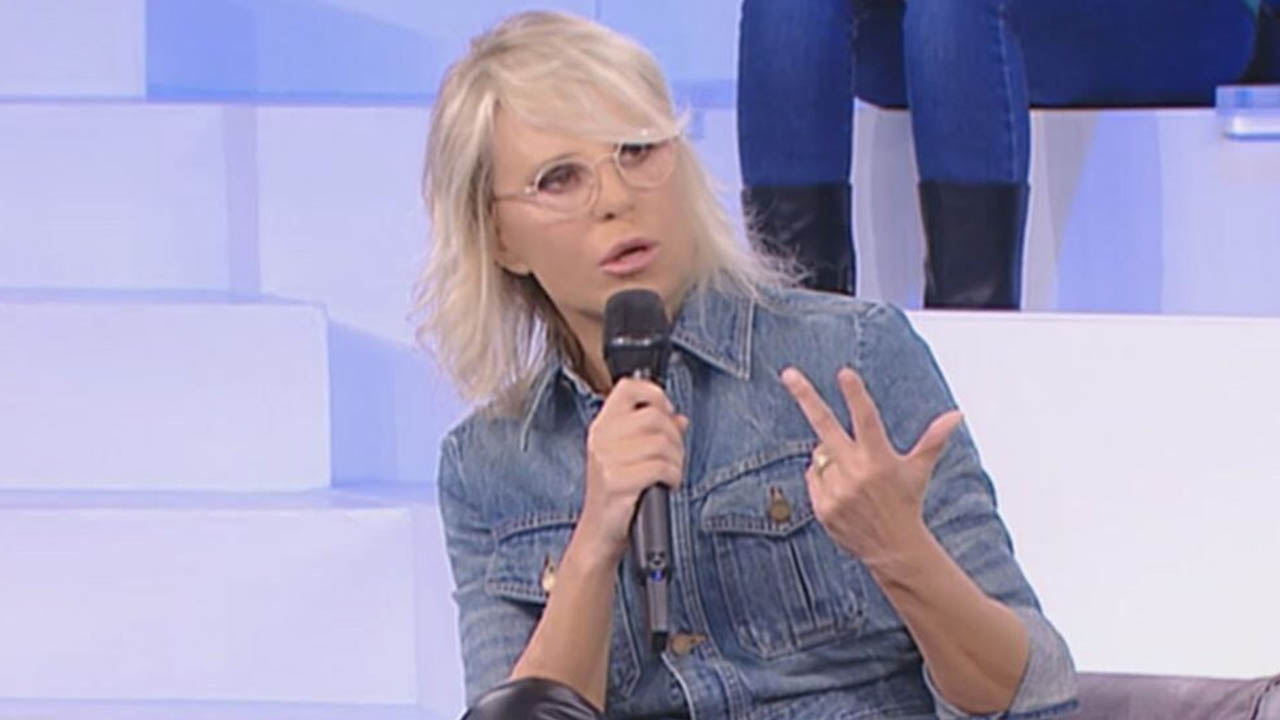 De Filippi ha litigato con un alunno di Amici, svelato il motivo: si è  risentita