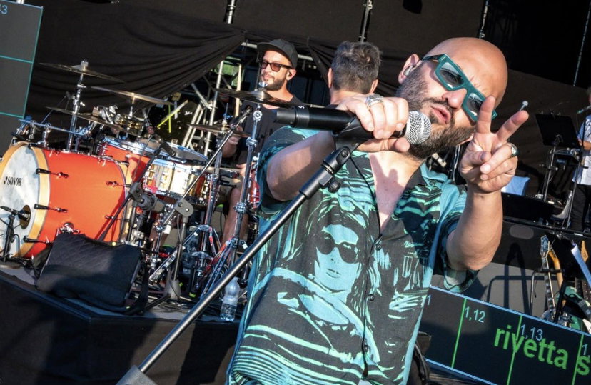 Giuliano Sangiorgi, gaffe sul palco di Italia Loves Romagna? Lui interviene e spiega cosa è successo preview