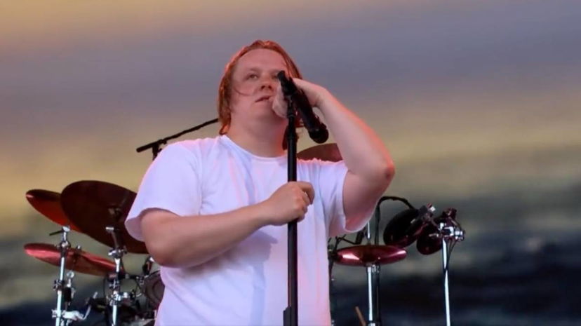 Lewis Capaldi, problemi sul palco per la sindrome di tourette: la reazione del pubblico è meravigliosa preview