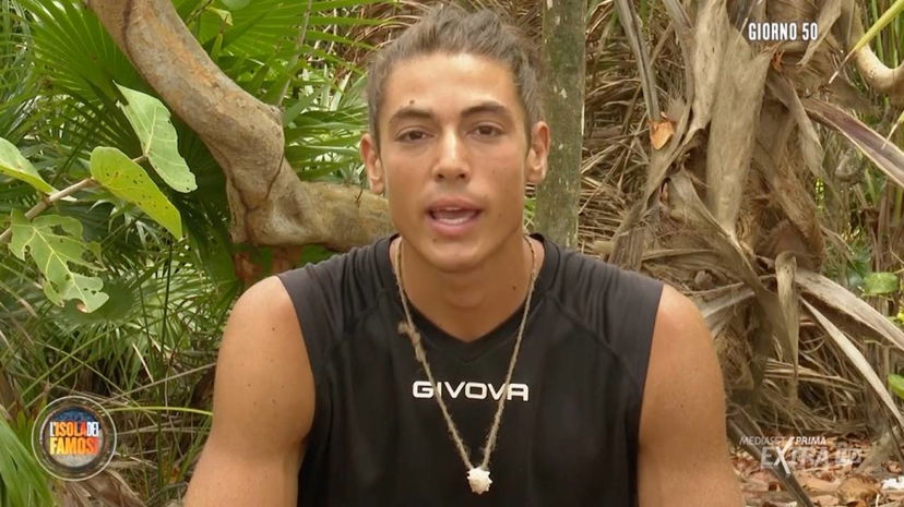 Luca sbotta a L’Isola: “Offese pesanti di notte, non ripete davanti le telecamere” preview