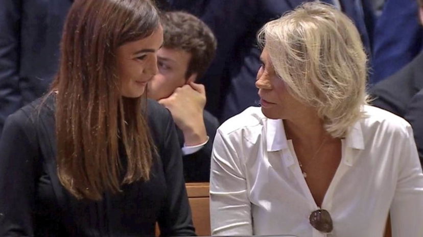 Maria De Filippi accanto alla Toffanin al funerale di Berlusconi: “Come mai è vestita di bianco” preview