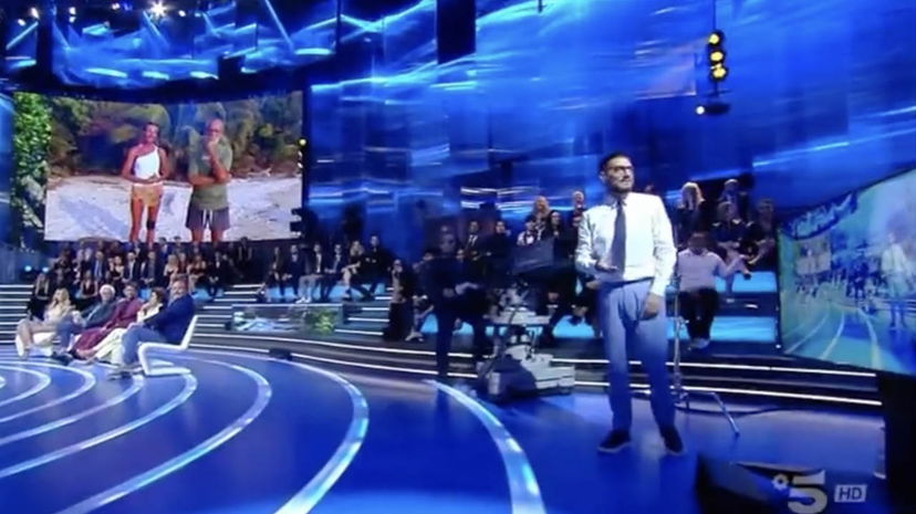 Roberto Cenci, il regista de L’Isola riprende Enrico Papi: “Siediti!” preview