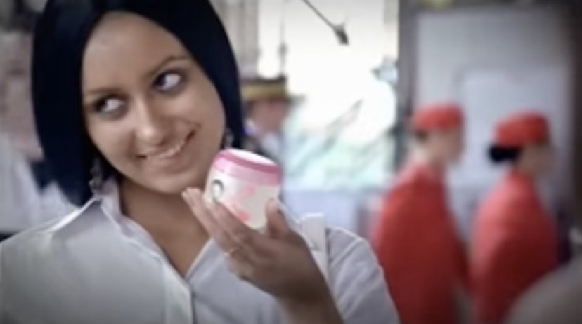 Questa pubblicità indiana è tornata virale ed ora è sbeffeggiata da tutti preview