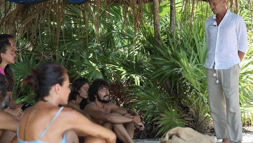 Alvin comunica ai naufraghi della morte di Silvio Berlusconi preview