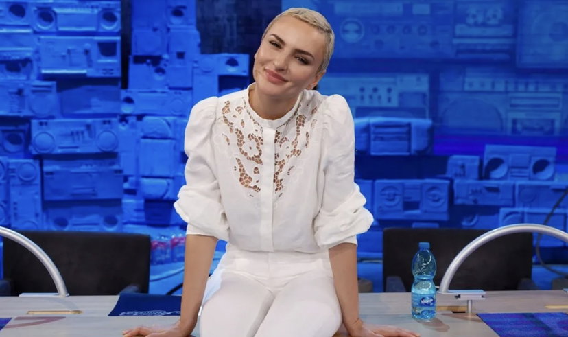 Arisa via da Amici, Maria avrebbe messo gli occhi su una sua collega più famosa preview