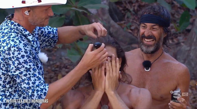 Luca Vetrone si rasa i capelli a L’Isola dei Famosi preview