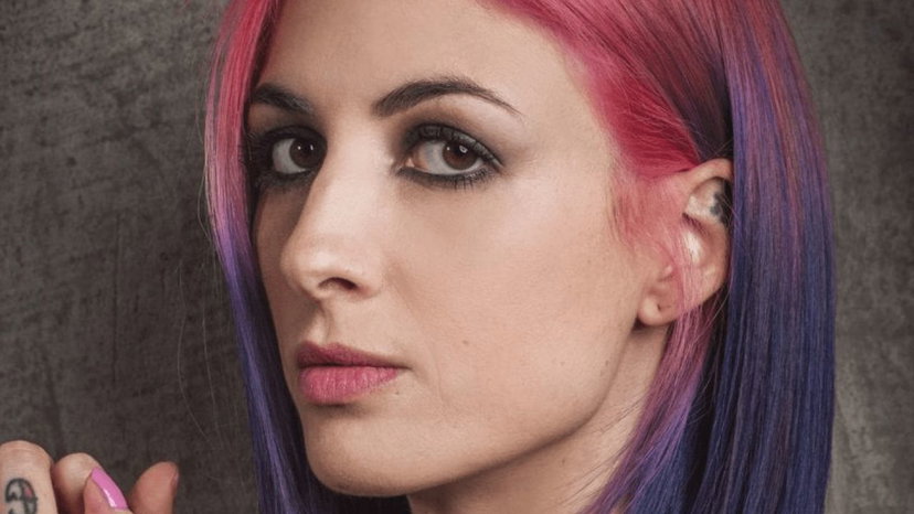 Ema Stokholma, un hater la chiama usando il maschile e lei risponde per le rime preview