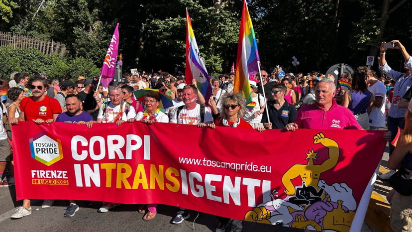 Momenti di tensione al Toscana Pride: “Fumogeni e bottiglie di vetro” preview