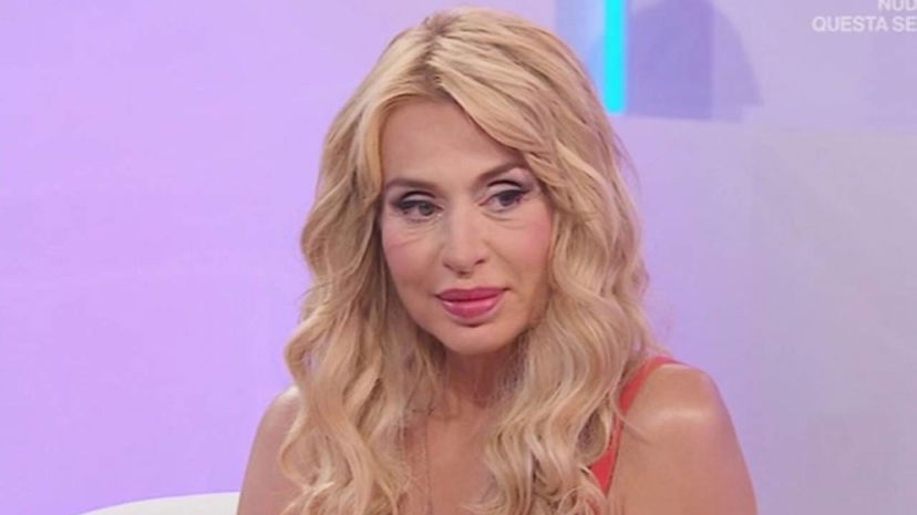 Valeria Marini e la storia con un famosissimo cantante: “Bacia bene” preview