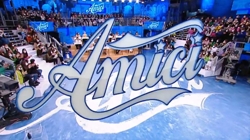 Famosa cantante tra i prof di Amici: “Rivoluzione nel talent, i nuovi professori” preview