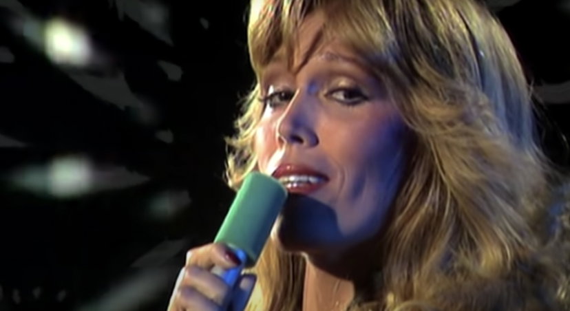 Follow Me di Amanda Lear negli spot di Chanel: quanto ha guadagnato grazie a questo preview