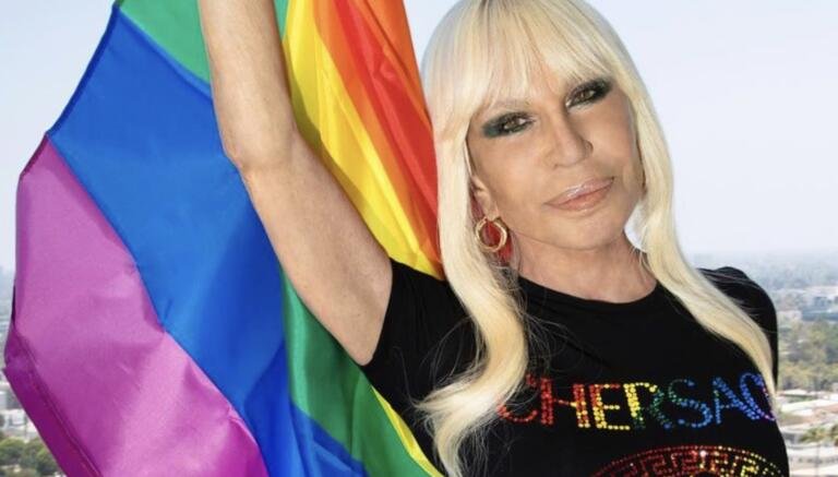 Donatella Versace contro il Governo Meloni: il discorso per la comunità LGBT