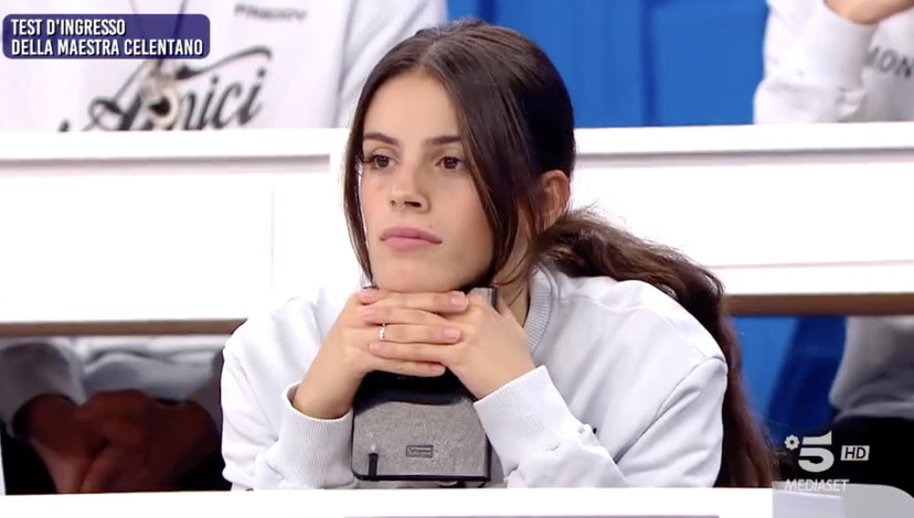 Gaia De Martino piange per un compito assegnato da Alessandra Celentano, Maria De Filippi interviene preview