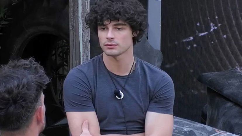 Regia del GF censura Vittorio: “Quello che facevo tutta la notte” preview