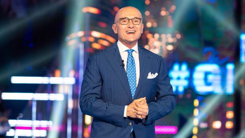 Telespettatrice del GF commenta la nuova edizione: Signorini risponde preview