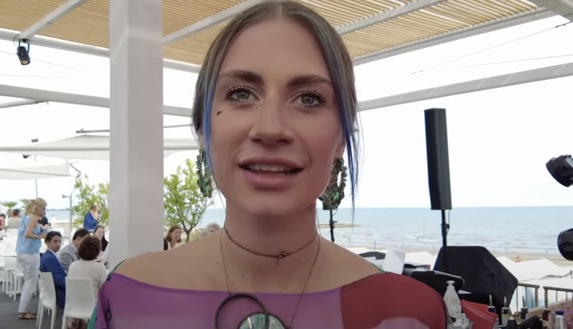 Nikita Pelizon a Venezia sfila con un abito disegnato da lei: “Sono multitalent” preview