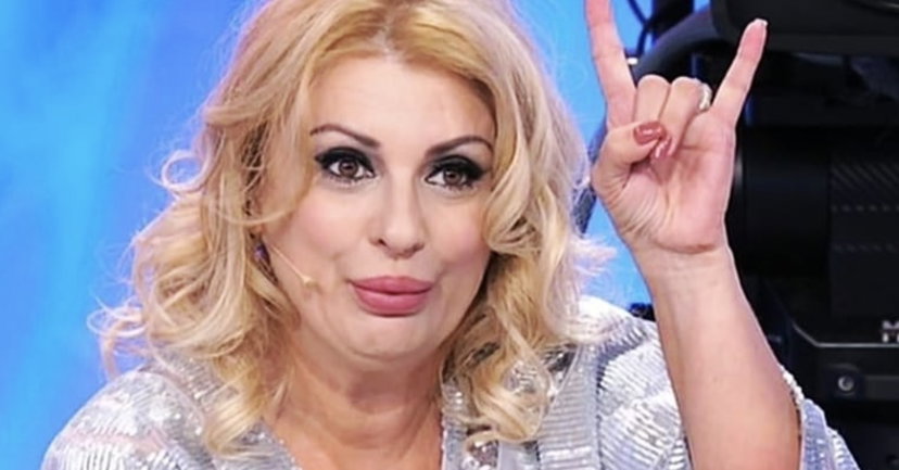 Scoppia una coppia di Uomini e Donne: “Lui chiedeva foto dei piedi alle altre” preview