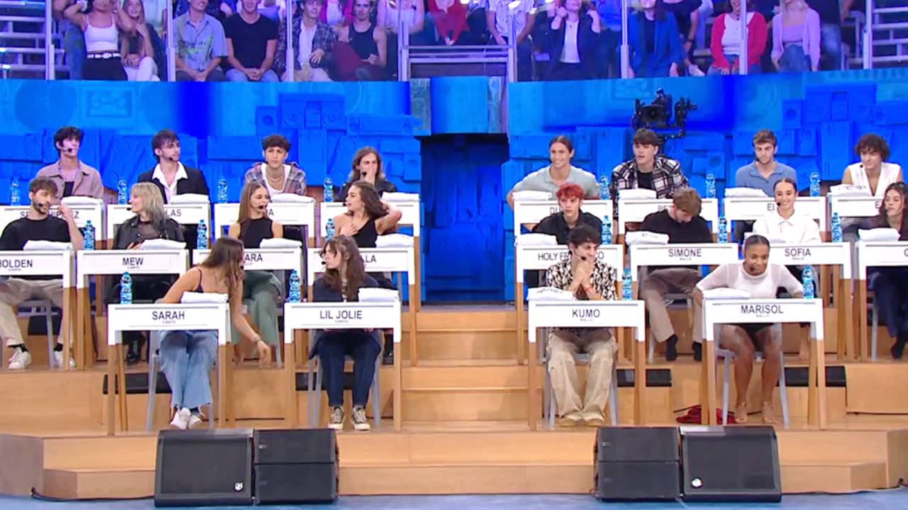 Baci tra alunni di Amici
