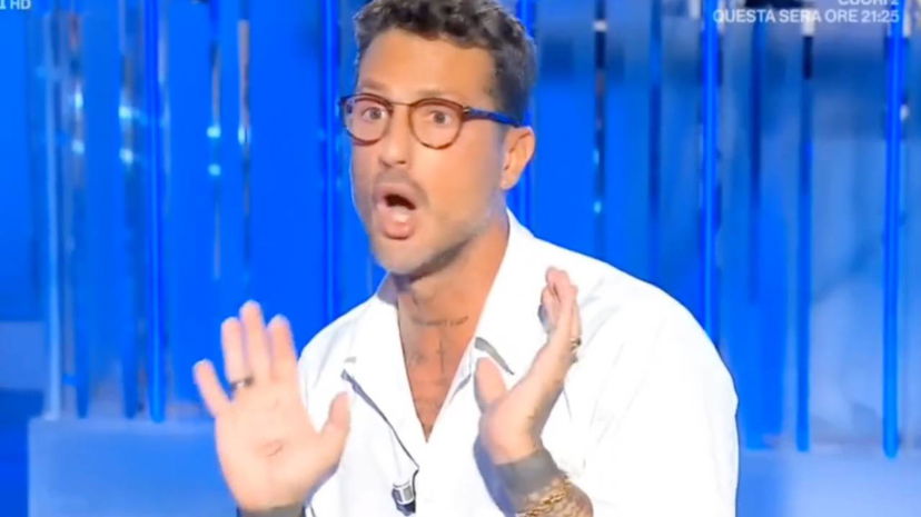 Famoso conduttore ha chiamato Corona dopo Belve: strano complimento preview