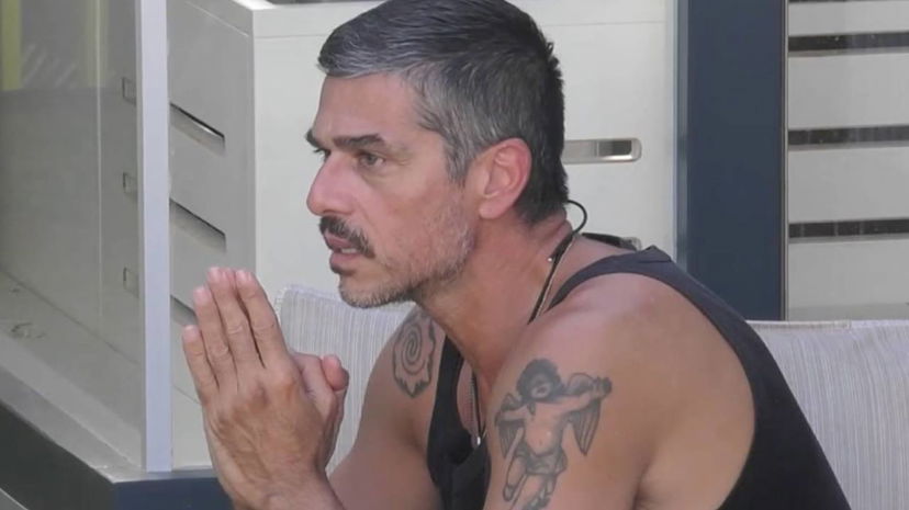 Massimiliano esagera contro Beatrice: “Ha venature gialle negli occhi, bile” preview