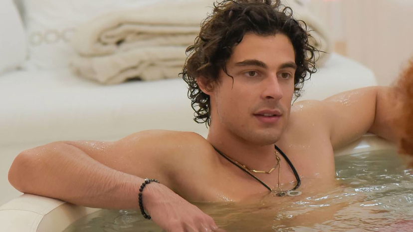 Vittorio sul suo orientamento, due gieffine gli chiedono: “Sei gay?” preview