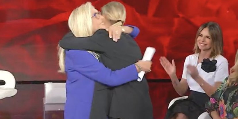 Mara Venier e Simona Ventura si abbracciano a Domenica In: è pace! preview