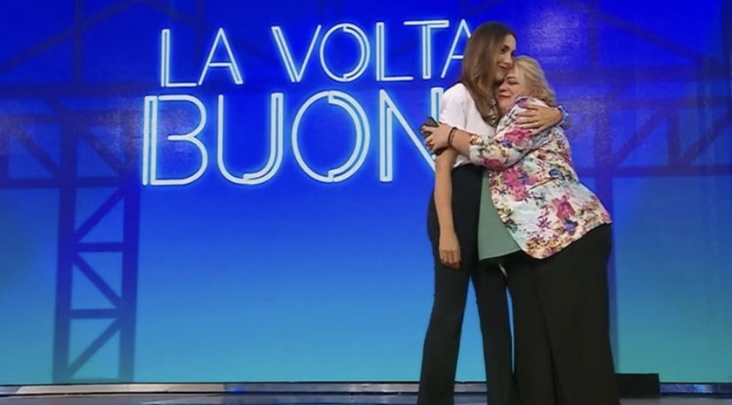 “Bidone, otaria spiaggiata, palla da discoteca”: Rossella Erra legge in tv gli insulti che riceve preview