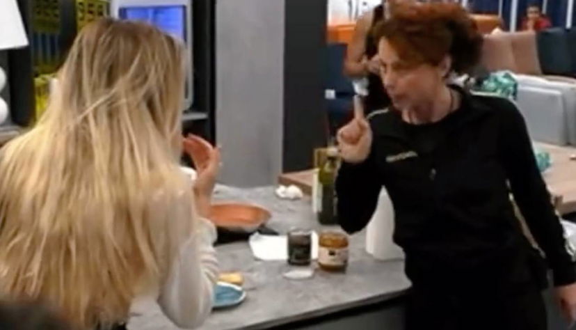 Beatrice contro Anita: “Sei una strega che spara cattiverie, fatti una vita” preview