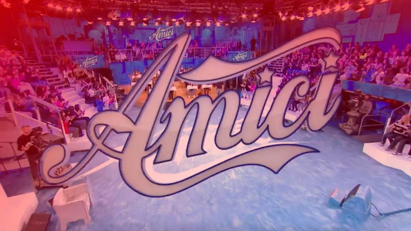 Maglie sospese, classifiche e l’esito della sfida: le anticipazioni di Amici preview