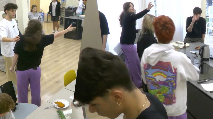 Scenata in casetta ad Amici, esplode la lite: “Pazza! Vattene, hai rotto” preview