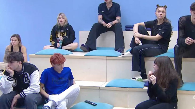 Bestemmie nei vecchi tweet di una cantante di Amici: lei dà una spiegazione preview