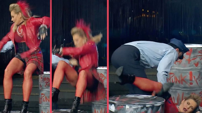 Brutta caduta di Simona Ventura a Ballando: “Schiantata a terra, battuto la testa” preview