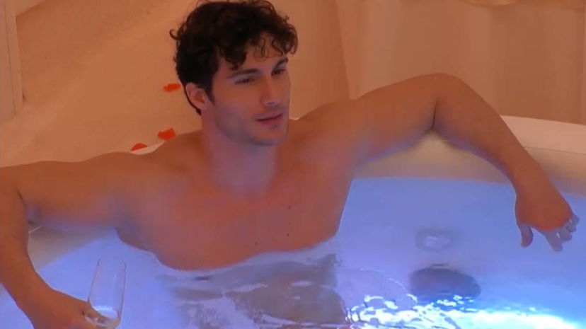 Massaro fa una conquista al GF: “Sei sensuale” – lui risponde con un bacio preview