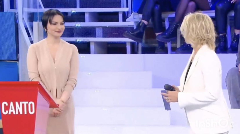 Arisa torna ad Amici, Maria: “Ti ho visto a The Voice” preview