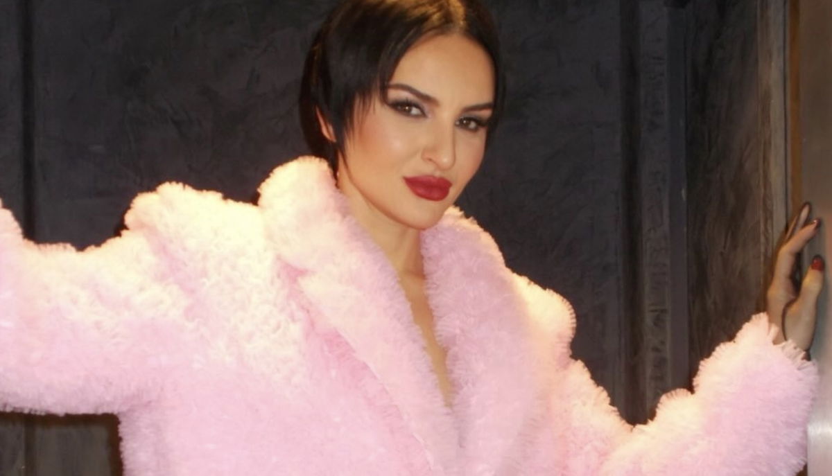 Arisa provoca i boomer: “Se mi trovi così in ascensore che fai?” – le risposte article-post