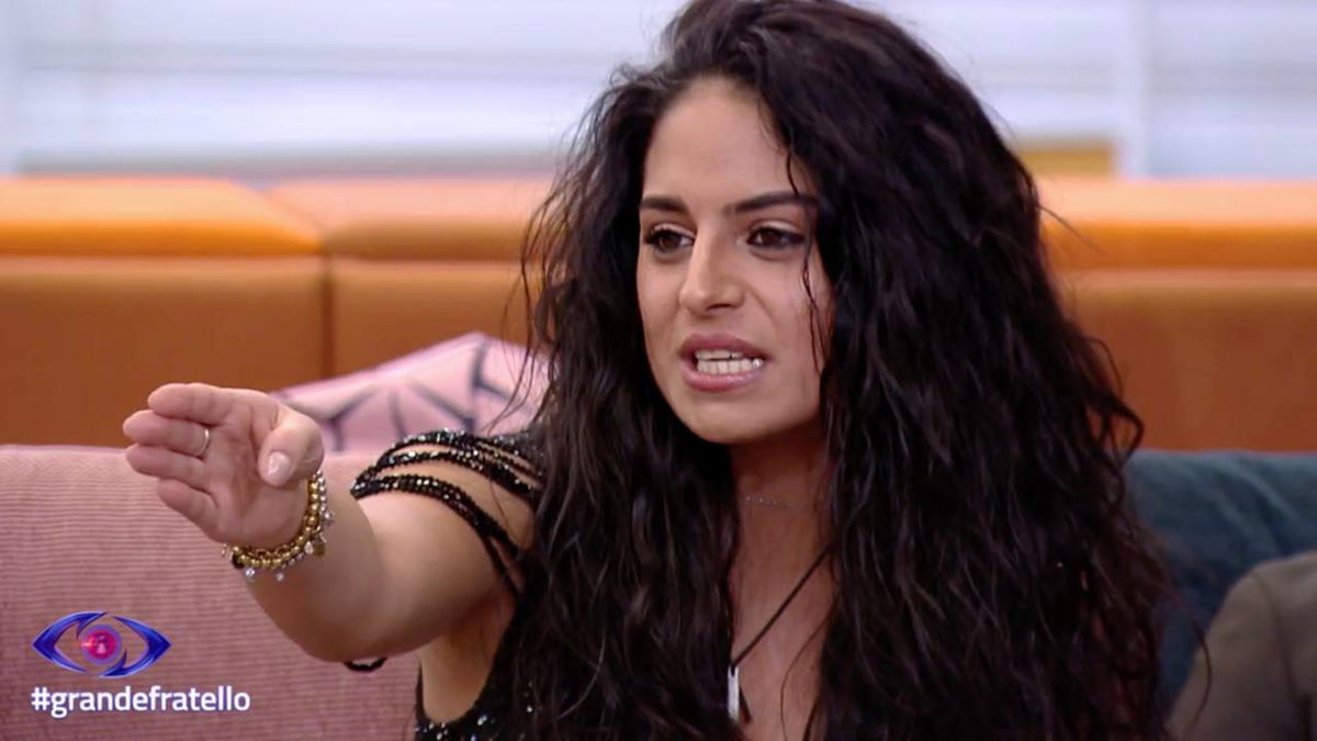 Conduttrice attacca Perla e difende Beatrice: “Ragazzina, brutti messaggi” article-post