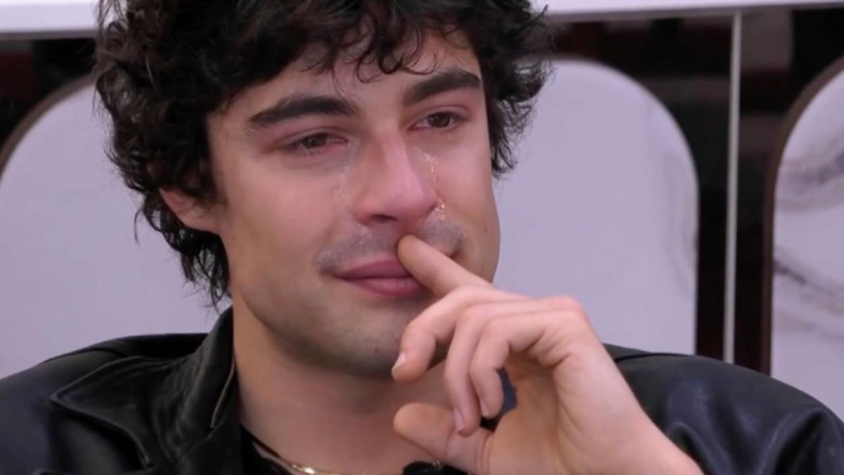 Confessioni di Vittorio, che parla dei suoi sentimenti e piange: a chi pensa article-post