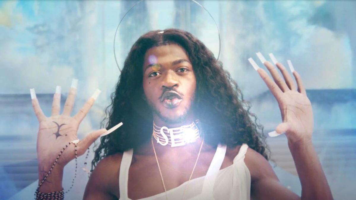 Lil Nas X è tornato con J Christ: il video con le celebrità in paradiso farà discutere article-post