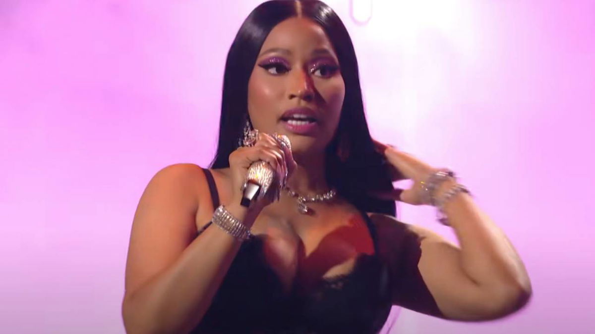 Nicki Minaj interrompe un’esibizione: “Questa mia hit non mi piace! Non la canterò più” article-post
